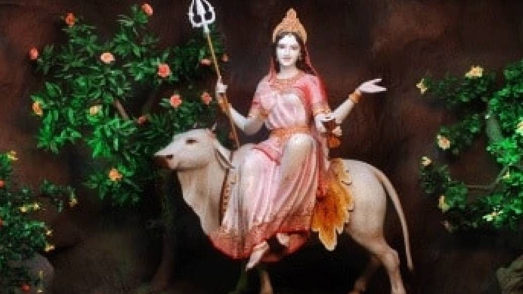 চতুর্ভুজা দেবীর ডান দিকের একটি হাতে থাকে অভয়মুদ্রা। অন্য হাতে তিনি ধরে থাকেন ত্রিশূল।