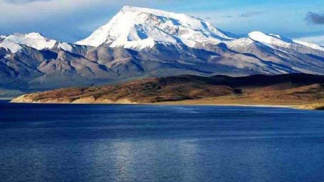 ব্রহ্মার আশীর্বাদে তিনি মানস সরোবরে স্নান করে ঘোর কৃষ্ণবর্ণা থেকে মহাগৌরী দেবীতে রূপান্তরিত হন।