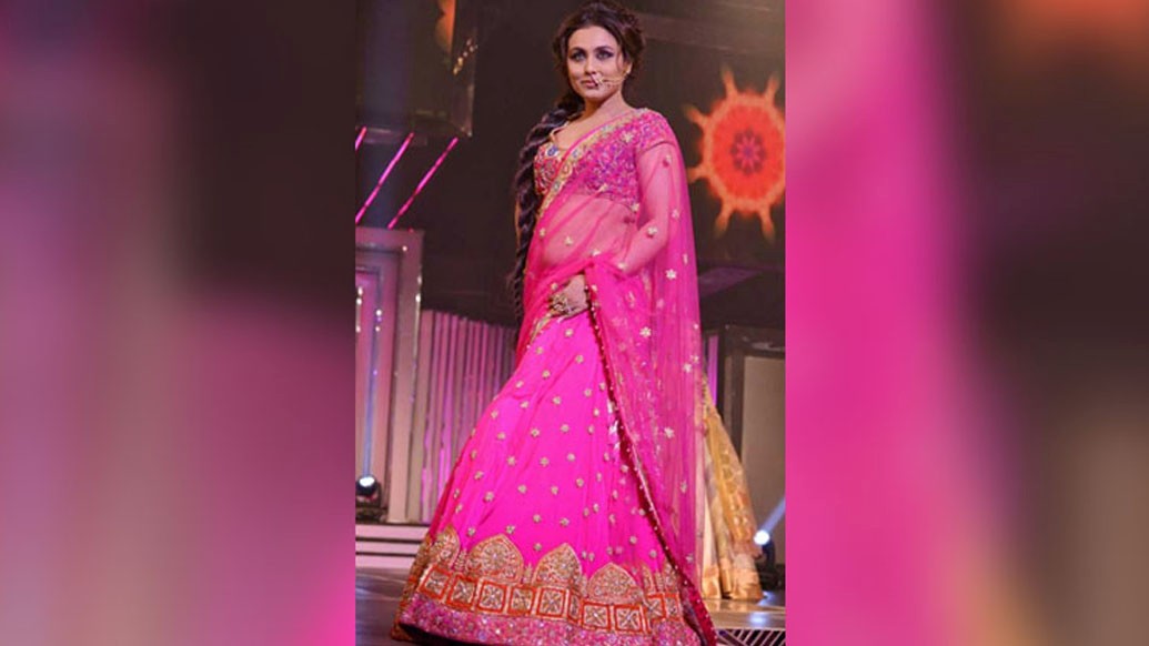 লেহেঙ্গার কায়দায়- ভারী কাজের শাড়ি লেহেঙ্গার মতো করে পরলেও ভাল দেখায়। সামনে একটাই কুঁচিতে শাড়ি পরে আঁচল গলা দিয়ে ঘুরিয়ে সামনে নিয়ে আসুন। ব্যস! টেনে এনে কোমরেও আটকে নিতে পারেন।