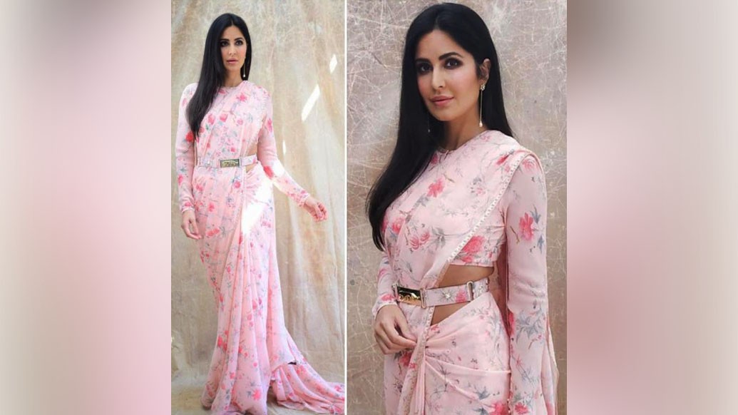 বেল্টে ডিজাইনার- শাড়িতে একটু অন্য রকম ‘লুক’ আনতে টানটান শাড়ির উপর দিয়ে পরুন একটা জমকালো বেল্ট বা কোমরবন্ধ। বেল্ট থেকে ঝোলা চেন, ঘন্টা বা ঘুঙুরের টুংটাং-এ জানান দিন আপনার উপস্থিতি।