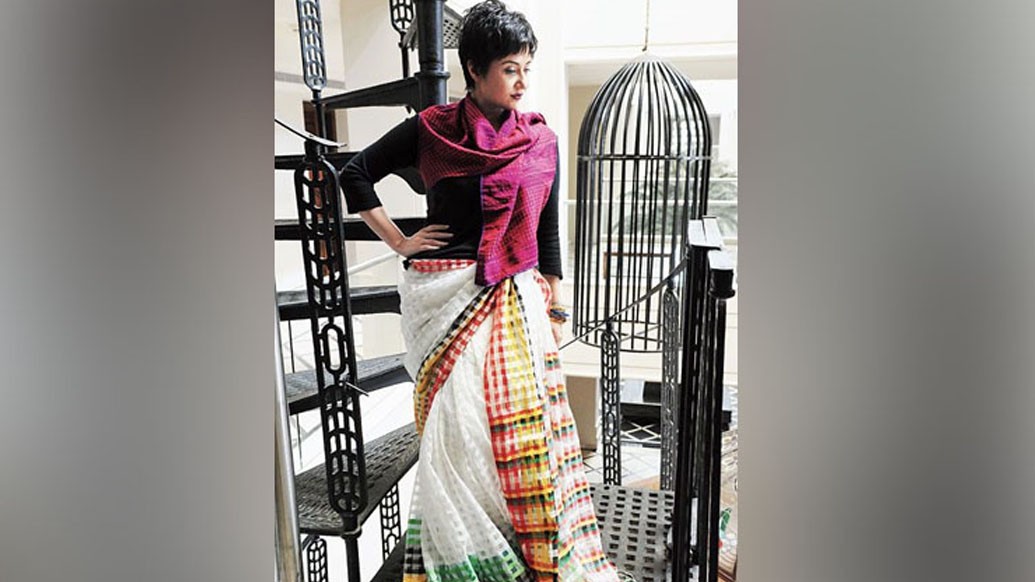 স্কার্ফের আদল- সামনে আঁচল দিয়ে শাড়ি পরুন। তবে আঁচলটা গলায় জড়ান স্কার্ফের মতো করে। সঙ্গে থাক জাঙ্ক জুয়েলারি। পাক্কা আধুনিকা!