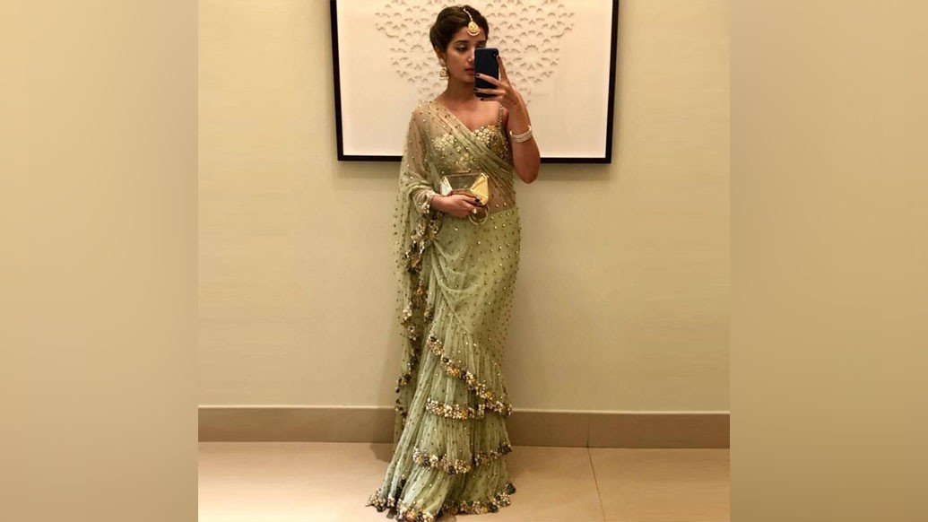 প্রজাপতি সাজে- সরু করে বাড়তি ভাঁজ দিন আঁচল ও কুঁচিতে। স্লিম দেখাবে তো বটেই, উড়ে বেড়াবেন রঙিন প্রজাপতির মতোই।