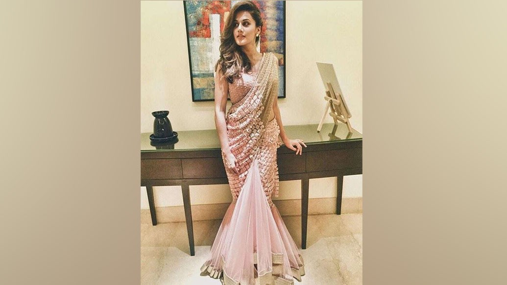 জলপরীর কায়দায়- শাড়িতে কুচির নীচের অংশটা ছড়িয়ে দিন মৎস্যকন্যার আদলে। বাড়তি ক’টা ভাঁজ আর নীচের দিকটা পিন দিয়ে আটকে দিলেই কেল্লাফতে! 
ছবি সৌজন্য: সোশ্যাল মিডিয়া।
তা হলে? শিখে ফেলুন ঝটপট। পুজোর শাড়িগুলো পরতে হবে তো!