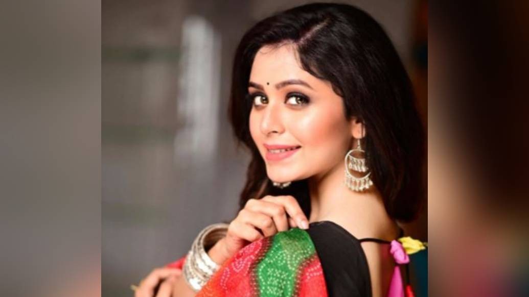 সপ্তমীতে মরাঠি কায়দায় জড়ানো শাড়িতে জমে যাবে নাচ। অষ্টমীর অঞ্জলি মানেই তো লাল-সাদা তাঁত, ঘরোয়া চালের ভরপুর বাঙালিয়ানা। নবমীর রাতে থাক লেহেঙ্গার ধাঁচে পরা জমকালো কাঞ্জিভরম।