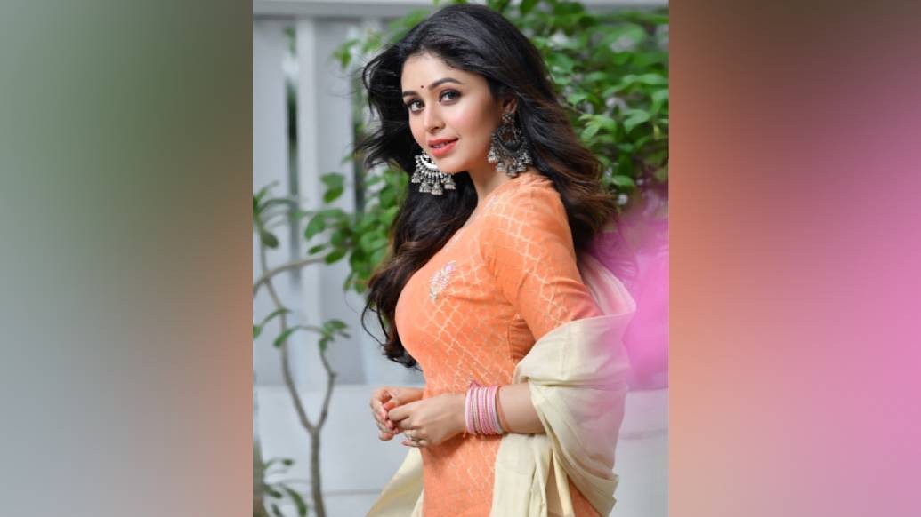 কিন্তু শাড়ি পরার তো হরেক কায়দা আছে। এক একটা দিন এক এক রকম ভাবে পরুন না এক একটা শাড়ি। এ বছর মহালয়ার পরে পুজো আসতে গোটা একটা মাস। শাড়ি পরার নানা রকম স্টাইল শিখে ফেলতে সময়টা যথেষ্ট। বিশেষত, এ বছর যেখানে বেশির ভাগ সময়টাই কাটছে বাড়ির চার দেওয়ালের মধ্যে। কী কী কায়দায় পরতে পারেন পুজোর শাড়ি?