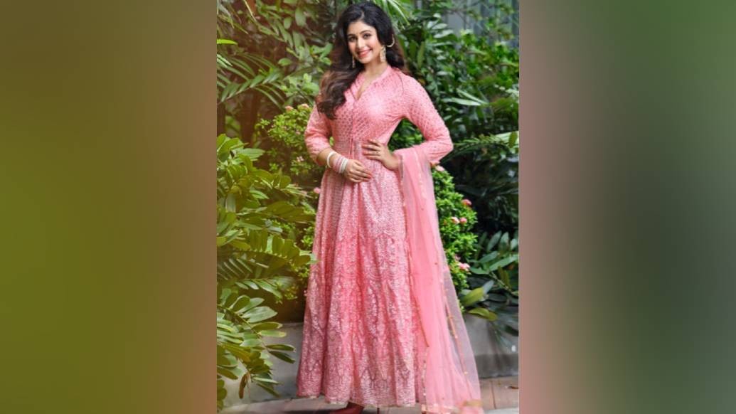 বাঙালি বাড়ির ঘরোয়া চাল- সাবেক শাড়িতে সাজুন ভরপুর বাঙালিয়ানায়। লালপেড়ে গরদের শাড়ি মা-ঠাকুমার মতো ঘরোয়া চালে পরা। আলগোছে জড়ানো আঁচলের গিঁটে চাবির গোছা। ফিরে আসুক পুরনো দিনের আমেজ।