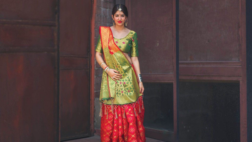 গুজরাতি ধাঁচে সামনে আঁচল- আঁচল জুড়ে ভরাট জরি বা যে কোনও ভারী কাজ থাকলে পরতে পারেন গুজরাতি ঢঙে। গলা দিয়ে ঘুরিয়ে সামনে আঁচল করে পরার এই কায়দায় আঁচলের মাপ রাখুন নিজের উচ্চতা ও সামলানোর সুবিধা অনুযায়ী।