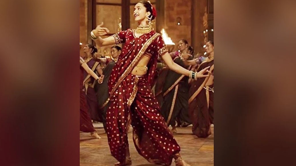 মরাঠি মুলগি- মরাঠিদের শাড়ি পরার ধরন বা ভাঁজ-কুঁচির কায়দা অন্য রকম। একটু বড় মাপের শাড়িতে নিপুন ভাঁজে সাজতে পারলে আপনাকেও দারুণ দেখাবে কিন্তু।