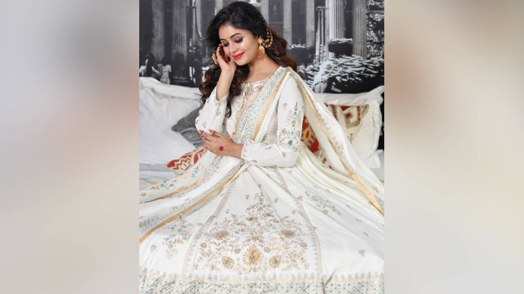 আবার বলিউডে দেখা যাবে ঋতাভরীকে। পরিচালক রাম কমল মুখোপাধ্যায়ের পরবর্তী স্বল্পদৈর্ঘ্যের ছবিতে রোহিত বসুর বিপরীতে অভিনয় করবেন তিনি। একটি বৈবাহিক সম্পর্কের টানাপড়েনের চিত্রনাট্য দেখা যাবে পর্দায়। ছবির নাম ‘ব্রোকেন ফ্রেম’। মুম্বইতে ‘পরি’ ছাড়াও কাজ করেছেন শতরূপা সান্যালের পরিচালনায় অনুরাগ কাশ্যপের বিপরীতে, আর কল্কি কেকলারের ছবি ‘নেকেড’-এ।