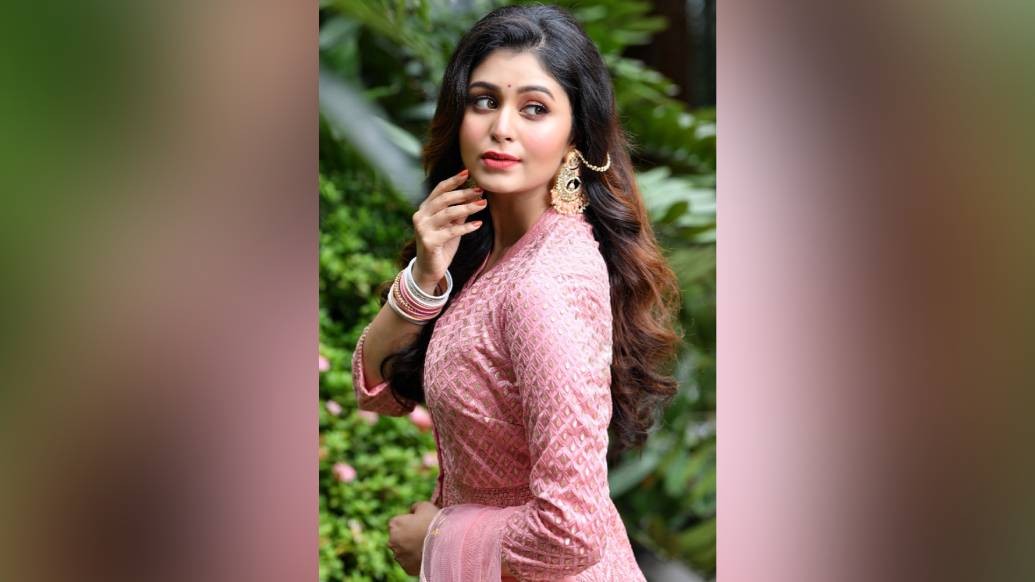 কোথাও বেড়াতে গেলে ব্র্যান্ডের সঙ্গে কোল্যাবরেট করে শুট সেরে আসেন কাজপাগল ঋতাভরী। জানেন, নিজের লড়াইয়ে কেমন করে লম্বা ছুট দিতে হয়!  তথ্য সহায়তাঃ স্রবন্তী বন্দ্যোপাধ্যায় । (স্টাইলিং- স্যান্ডি; হেয়ার- গিনি হালদার; মেকআপ- বাবুসোনা; ফোটগ্রাফি- সোমনাথ রায়; লোকেশন- পার্ক হোটেল)। আউটফিট- বিবা( ১, ৩-৭ এবং ৯-১২ নম্বর স্লাইড)