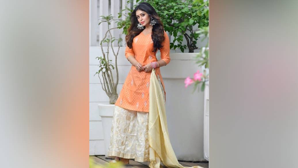 চুড়িদার, পালাজো,স্ত্রেট ফিটেড কুর্তা, হাই হিল, খোলা চুলে পুজোর যে কোনও দিনই উজ্বল করে তুললেন ঋতাভরী। “এ বার প্যান্ডেলে ফিতে কাটা নেই।সব ডিজিটাল। তাই পিচ,গোলাপি, হলুদেঝলমলে সাজলাম পুজোর দিনগুলোর কথা ভেবে,”বললেন শবরী রূপী ঋতাভরী। বয়ফ্রেন্ডের জন্য কোন লুক? প্রশ্ন করতেই সাফ বললেন, “আমি বয়ফ্রেন্ডের জন্য সাজি না, শুধু নিজের জন্য সাজি!”