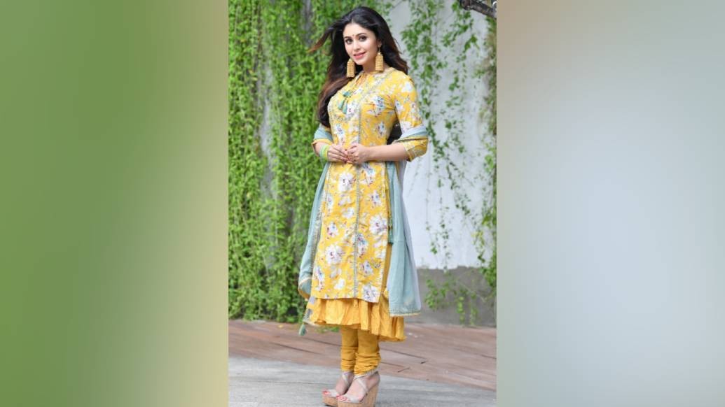 টলি ইন্ডাস্ট্রির আবেদনময়ী এই অভিনেত্রী টেলি ধারাবাহিকের মাধ্যমে অভিনয় জগতে প্রবেশ করলেও পরবর্তীতে ধারাবাহিক থেকে সরে আসেন তিনি। একের পর এক সাড়াজাগানো ছবিতে নজর কেড়েছেন এই বঙ্গ ললনা। সোশ্যাল মিডিয়াতেও সম্রাজ্ঞীইবটে। অগুনতি তাঁর ফলোয়ার।