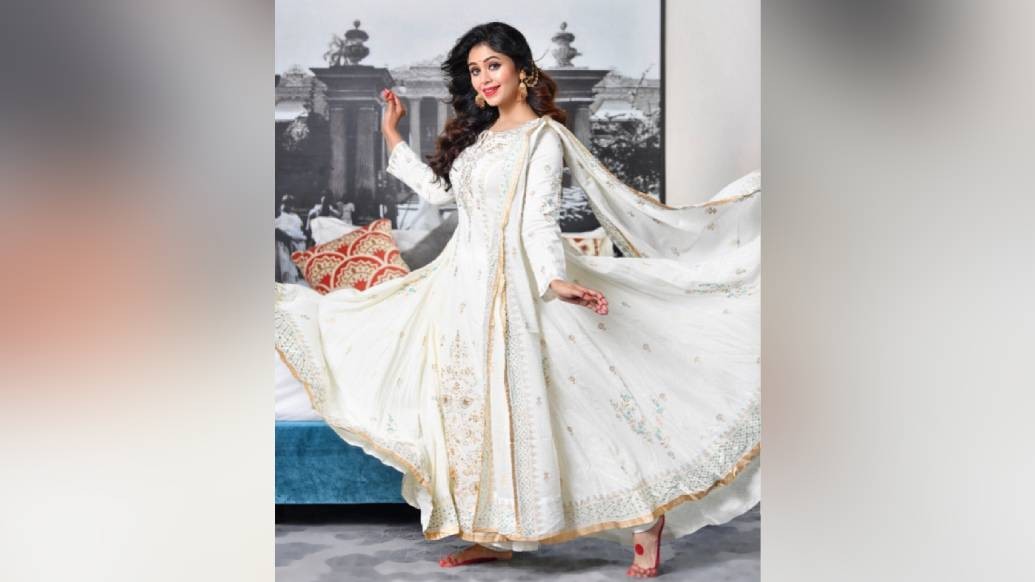 রবীন্দ্রনাথ ঠাকুরের 'দুই বোন'অবলম্বনে আসছে 'মায়ামৃগয়া'। শুভ্রজিৎ মিত্রের পরিচালনায় এই ছবিতে দুই বোনের ভূমিকায় দেখা যাবে অর্পিতা চট্টোপাধ্যায় ও ঋতাভরী চক্রবর্তীকে।