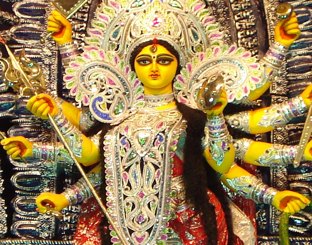 অনেকেই আছেন যাদের শত চেষ্টা সত্ত্বেও মনের ইচ্ছা পূরণ হচ্ছে না। অনেক দিন মনের ইচ্ছা সুপ্ত অবস্থায় রয়েছে। নানা প্রক্রিয়া অবলম্বন করেও সব ব্যর্থ হয়ে যাচ্ছে। দুর্গাপুজোয়, দেবীর চরণে কয়েকটি ফুল অর্পণের মাধ্যমে মনের ইচ্ছা পূরণ করা যেতে পারে সহজেই। এই ফুলগুলো দিয়ে মায়ের আরাধনা করলে মনোবাঞ্ছা পূরণ হবেই। ফুলগুলি কী কী? দেখে নেওয়া যাক।