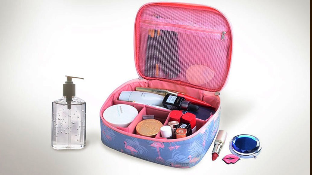 স্যানিটাইজার যেন মেক আপ কিটের অবিচ্ছেদ্য অংশ হয়। লিপস্টিক তো বটেই, অন্যের কাজলও ব্যবহার করবেন না কোনও ভাবেই।