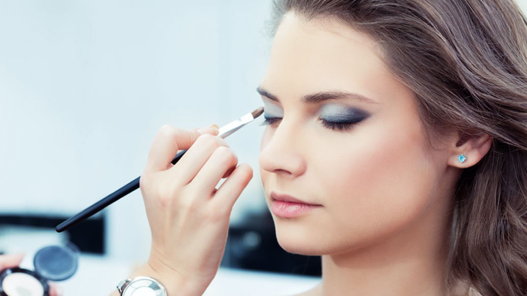 অনেকেরই দেখা যায় অন্যের চিরুনি ব্যবহারের প্রবণতা, সেটাও এ বছরে বাদ দিতেই হবে। এমনিতেও যদি ব্যান্ডানা বা ওড়না ফ্যাশনের অংশ হিসেবে মাথায় থাকে, তা হলে গুরুত্ব দিতে হবে চোখের মেক-আপে।