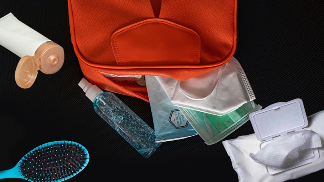 কী কী রাখবেন- ওয়েট ওয়াইপ, ফেস ওয়াশ, বিবি ক্রিম, কাজল, লিপ গ্লস, হালকা ময়শ্চারাইজার বা টোনার, হেয়ার ব্রাশ, হালকা পারফিউম।