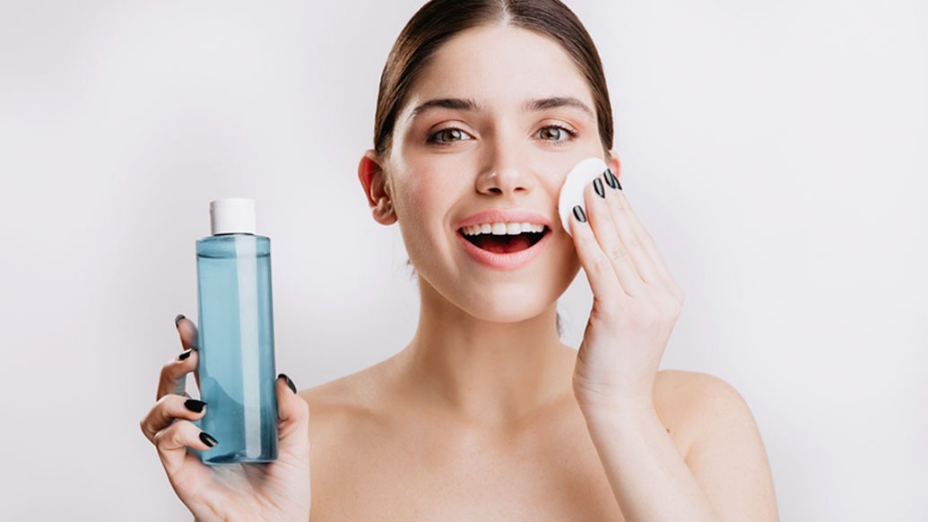 মুখ পরিষ্কার করে টোনার লাগিয়ে বেরবেন। এ বছরের পুজোয় মুখের অনেকটা অংশই ঢাকা থাকবে, তার মধ্যে গরম। টোনার ব্যবহার করলে মেক-আপ লুক ধরে রাখতে পারবেন। কপাল এবং কানের পিছনের অংশে, ঘাড়ে জোর দিতে হবে মেক-আপে।