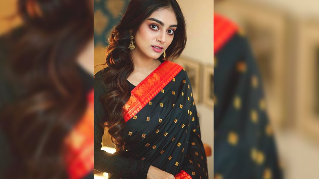 এ বার পুজোয় প্ল্যান? “আমাদের বাড়িতে প্রতি বছর দুর্গাপুজো হয়। এই করোনাকালে কোথাও যাওয়ার উপায় নেই, তাই পুজোর কটা দিন পরিবারের সঙ্গেই হইহুল্লোড় করেই কাটিয়ে দেব,” বললেন অভিনেত্রী।  