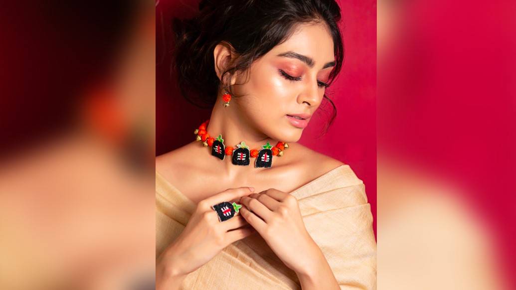 বিবৃতি জানালেন, প্রয়াত দিদিমাই তাঁর জীবনে সবচেয়ে বড় অনুপ্রেরণা। তাঁকে দেখেই ছোটবেলা থেকে অনেক কিছু শিখেছেন তিনি। অভিনেতা হিসেবে নিজের পরিচিতি গড়ে তোলার ক্ষেত্রেও দিদিমার শেখানো আদর্শ এক দিন তাঁকে সাফল্য এনে দেবে- বিশ্বাস করেন এই বঙ্গতনয়া। তথ্য সহায়তা: সোমোশ্রী দাস।