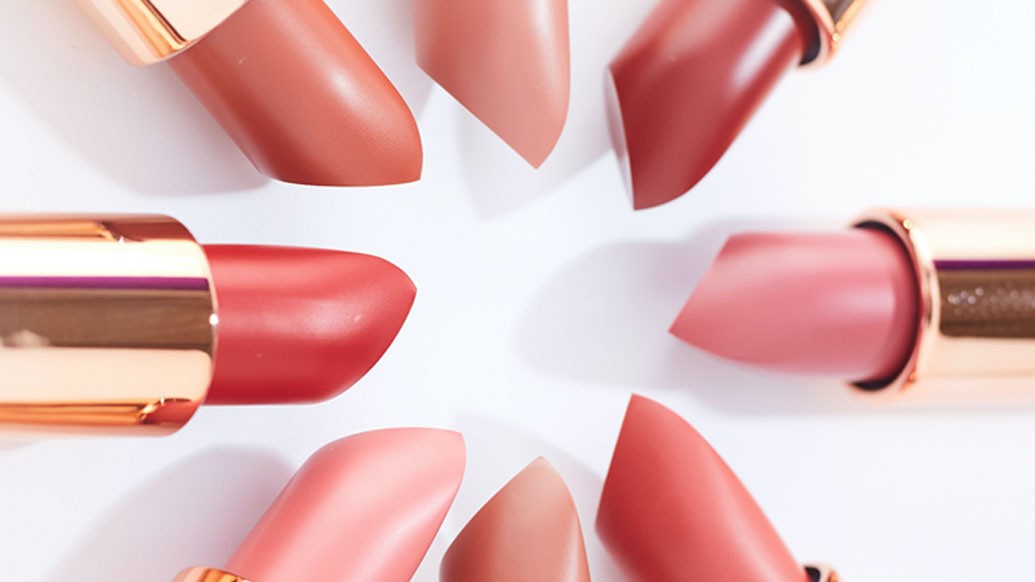 নুড বা লাইট শেডের ম্যাট লিপস্টিক লাগান। তার উপরে টিন্টেড লিপ বাম। হাইলাইটার ব্যবহার করলে নাকটা শার্প দেখাবে। যদিও ছবি তোলা কিংবা খাওয়ার সময়টুকু ছাড়া ওষ্ঠরঞ্জনীর প্রয়োগ সে ভাবে হবে না এ বার!