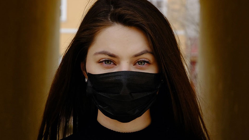 চোখের তলায় গোল্ড আইশ্যাডো লাগালে চোখ বড় দেখায়। মাল্টিপল স্ট্রোকসে ভুরু আঁকুন, সুন্দর দেখাবে। চোখে মেকআপ অ্যাপ্লাই করার আগে সাবধান থাকবেন। হাত সাবান দিয়ে ধুয়ে নেবেন।