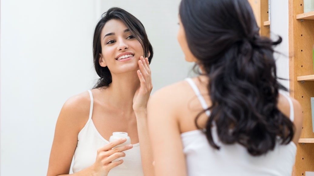 মুখে পোরের সমস্যা থাকলে মুখে প্রাইমার লাগাতে হবে। সাবধানে ব্যবহার করতে হবে এই সলিউশন। অনেকটা সময় মাস্ক পরতে হচ্ছে, তাই অ্যান্টিসেপটিক দেওয়া ময়শ্চারাইজার বেছে নিন।