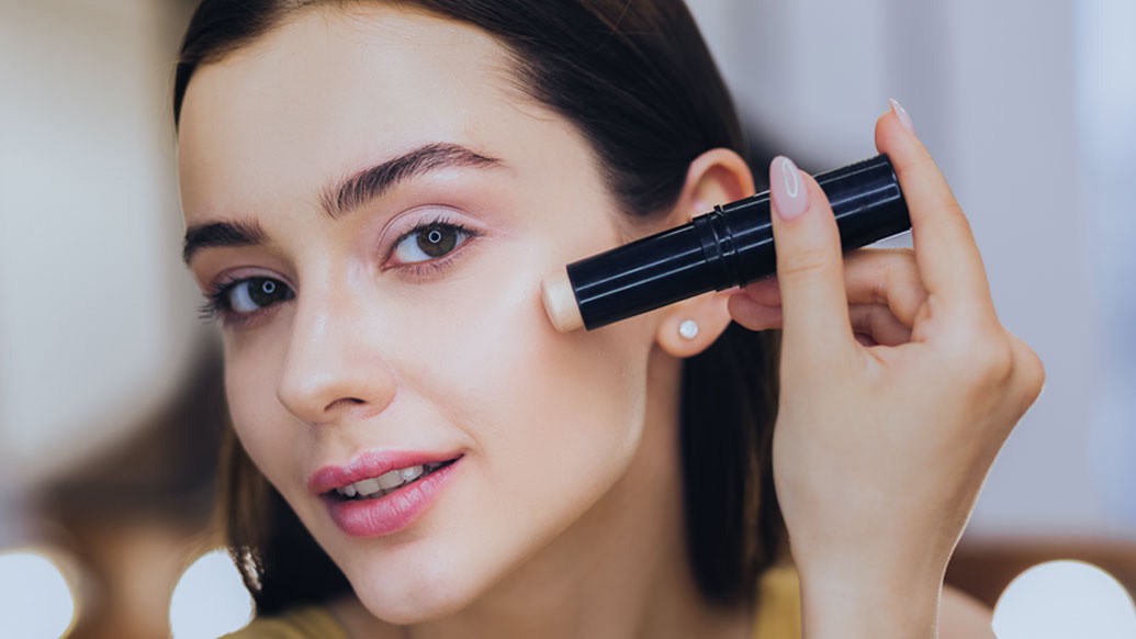 তার উপরে স্টিক-ফাউন্ডেশন লাগান। এটি মাস্কে লাগবে না। আঙুলের ডগায় এক চিলতে বিবি ক্রিম বা ফাউন্ডেশন নিয়ে লাগিয়ে ভাল করে ত্বকের সঙ্গে মিশিয়ে দিন। ফাউন্ডেশন বেশি হয়ে গেলে কিন্তু সাজ একেবারেই মাটি। পরিষ্কার স্পঞ্জ ব্যবহার করতে হবে, হাত ব্যবহার করা যাবে না কোনও মতেই।