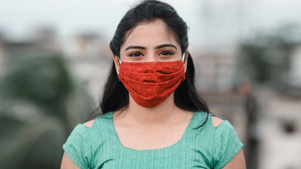 মেকআপের ক্ষেত্রে কনসিলার খুব জরুরি। চোখের তলা, কপালে ব্যবহার করলেই হবে। চাইলে চোয়ালে ব্যবহার করতে পারেন। কিন্তু পুজোয় বেরলেও মুখ তো মাস্কেই ঢাকা থাকবে বেশির ভাগ সময়।