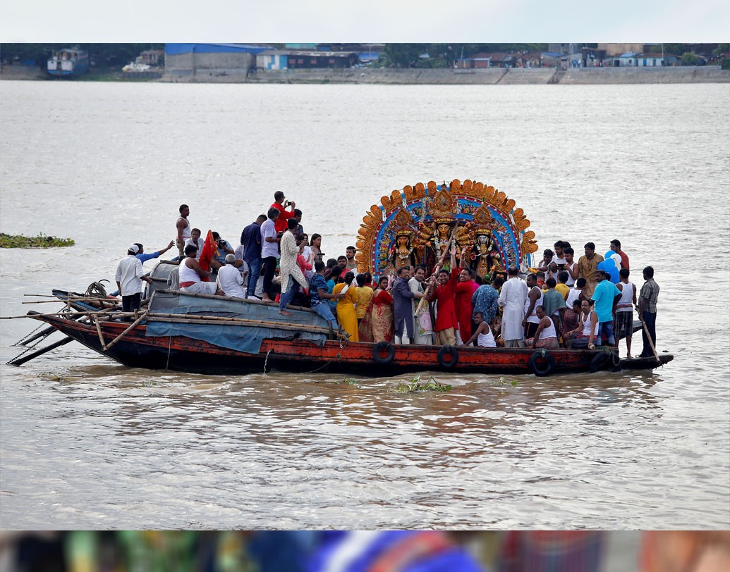 এ বারের পুজো জুড়েই ছিল রোদ-বৃষ্টির খেলা। তবে মাঝে মধ্যে জল ঢাললেও, উত্সবের আলোয় অবশ্য বড় আঘাত দেয়নি আবহাওয়া। দশমীর সকাল থেকেও কলকাতা বা আশপাশের আকাশ মোটামুটি পরিষ্কারই ছিল।