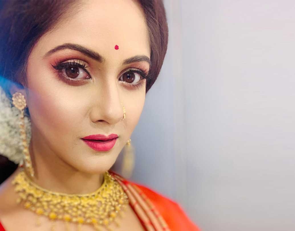 পুজোর পর তৃণার হাতে রয়েছে বেশ কিছু কাজ, তবে ‘কলের বউ’ সামলে কতটা সময় সে সবে দিতে পারবেন, তা ভেবেই সিদ্ধান্ত দেবেন।