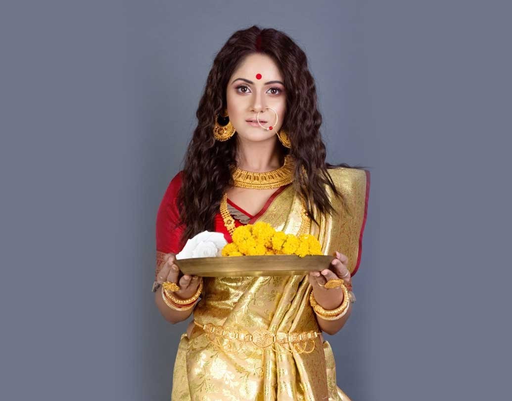 ঠাকুর দেখাও অবশ্য বাদ যায় না তাঁর। তবে কয়েক বছর আগেও যে ভাবেলাইন দিয়ে ঠাকুর দেখতেন এখন সেই অভ্যাসে বাধ্য হয়েই দাঁড়ি টানতে হয়েছে। পরিচিতি আসার পর থেকে একটু গভীর রাতে বা ভোর বেলা ঠাকুর দেখেন তিনি।