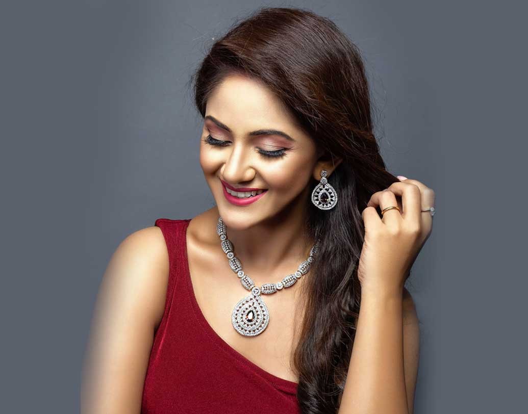 তবে পুজোর কেনাকাটা এখনও হয়নি তৃণার। পুজোর সময় শুটিং বন্ধ থাকবে বলে এই ক’দিন কাজের চাপ বেড়েছে। তবে উপহার পেয়েছেন বিস্তর। এ ছাড়া তাঁর জন্য গত কয়েক বছর ধরে পোশাক তৈরি করছেন অভিষেক রায়। এ বছরও তাঁর বানানো পোশাক পরবেন তৃণা।