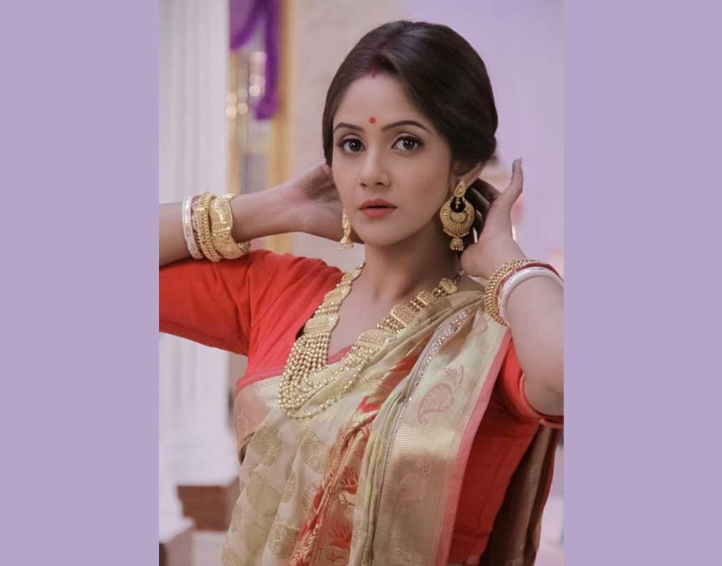 তবে পুজোয় কী ভালবাসেন পরতে? এ প্রশ্নের উত্তরে তৃণা সাফ জানালেন, ইন্দো-ওয়েস্টার্ন বা ইন্ডিয়ান পোশাকই এ ক্ষেত্রে তাঁর প্রথম পছন্দ। এ বছরও তাঁর থেকেই কিছু পোশাক নেবেন।