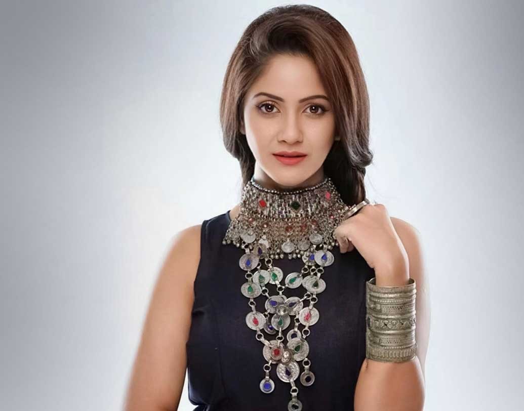 এখনও নিজের জন্য কিছু না কিনলেও বিশেষ বন্ধু নীল ভট্টাচার্যের জন্য চুটিয়ে কেনাকাটা সেরেছেন তৃণা। উপহার কিনেছেন মা-বাবা ও ভাই-বোনদের জন্যও।