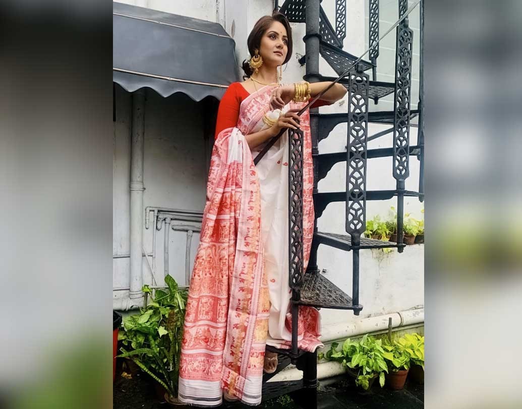 পুজোয় প্রেম মানেই তৃণার কাছে একটা ঘোর। যদিও প্রেমের কোনও তিথি-নক্ষত্র হয় না বলেই তিনি মানেন। তবু পুজোয় কারও প্রেম দেখা দিলে সেই প্রেমের জন্যই পুজোটা আরও উপভোগ্য হয়ে ওঠে বলে মনে করেন তিনি।