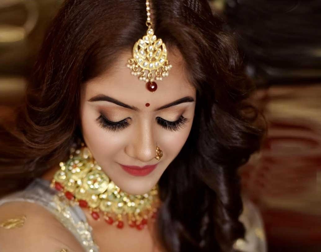 কেনাকাটার পাশাপাশি পুজোয় খাওয়াদাওয়া নিয়েও তৃণা যথেষ্ট উত্তেজিত। তাঁর সোজা হিসেব, পুজোর সময় ডায়েট করে মনকে দুঃখ দেওয়ার কোনও কারণই নেই। তাই ডায়াটেশিয়ান পঞ্চমী অবধি নিয়ম মানতে বললেও তৃতীয়া থেকেই টুকটাক অনিয়ম শুরু হয়ে গিয়েছে তৃণার।