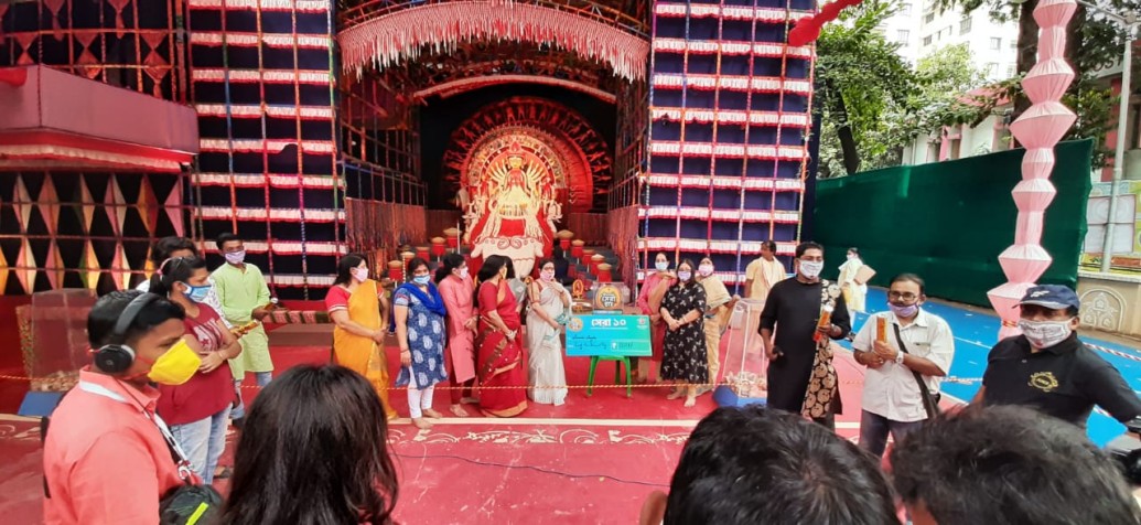 সুরুচি সংঘ দুর্গোৎসব কমিটির হাতে 'উৎসবের সেরা স্টার'-এর পুরস্কার তুলে দিচ্ছে স্টার জলসা