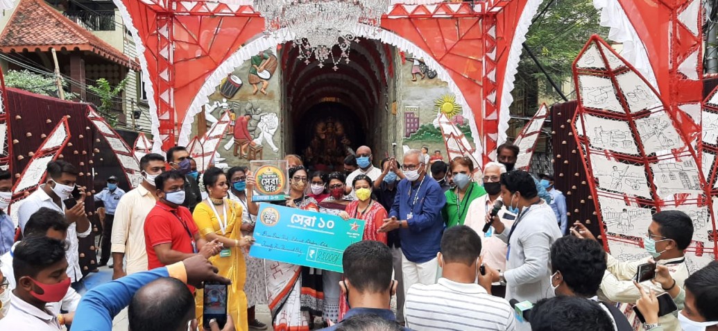 দমদম পার্ক ভারত চক্র ক্লাব দুর্গোৎসব কমিটির হাতে 'উৎসবের সেরা স্টার'-এর পুরস্কার তুলে দিচ্ছে স্টার জলসা