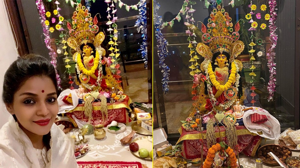 সাদা সালোয়ার-কামিজ, কপালে লাল টিপ। একা হাতের আয়োজনে বাড়ির লক্ষ্মীপুজো সারলেন। সোশ্যাল মিডিয়ায় সে ছবি পোস্ট করে নেটিজেনদের শুভেচ্ছাও জানালেন অভিনেত্রী অরুণিমা ঘোষ।