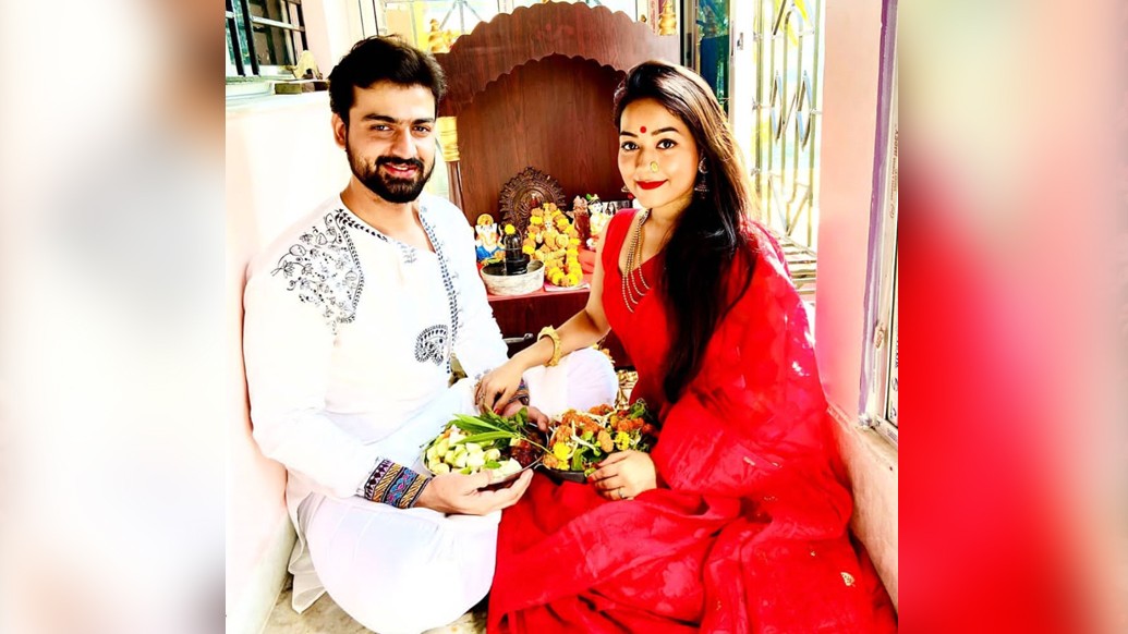 সম্প্রতি তাঁদের প্রেমের গুঞ্জনে তোলপাড় টলিপাড়া। শিগগিরই বাঁধাও পড়তে চলেছেন টেলিপর্দার দুই চেনা মুখ রুদ্রজিৎ মুখার্জি এবং প্রমিতা চক্রবর্তী। লক্ষ্মীপুজো কেটেছে একসঙ্গে। তারই নানা মুহূর্ত শেয়ার করলেন সোশ্যাল মিডিয়ায়।