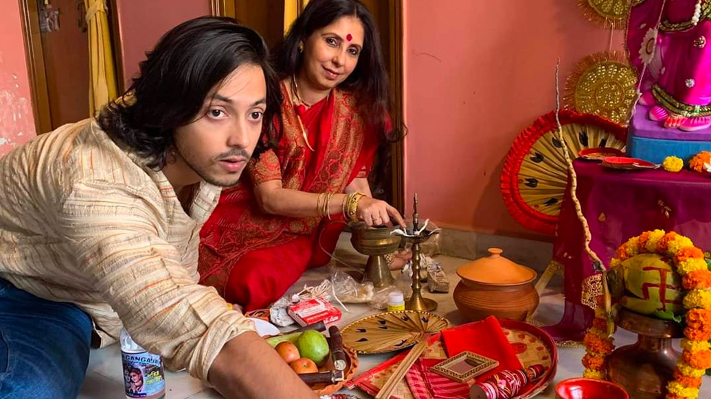 বরাবরই বাড়িতে বড়সড় আয়োজন হয় লক্ষ্মীপুজোয়। এ বছর করোনা-কাঁটায় সবই হচ্ছে ছোট আকারে। তাই কিছুটা মনখারাপ টলিপাড়ার জনপ্রিয় মুখ চৈতি ঘোষালের। তবে এ বার পুজোর আনন্দ পরিবারের সঙ্গেই। পুজোর জোগাড়ও সারলেন ছেলেকে নিয়েই।