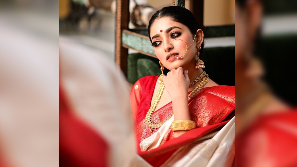 লালপেড়ে সাদা শাড়ি, সোনার গয়না, কপালে লাল টিপ- একেবারে লক্ষ্মীমন্ত সাজে নেটিজেনদের দেখা দিলেন তণ্বী অভিনেত্রী ঈশা সাহা। চিরন্তনী বঙ্গনারীর রূপে দেখাচ্ছেও ভারী সুন্দর।