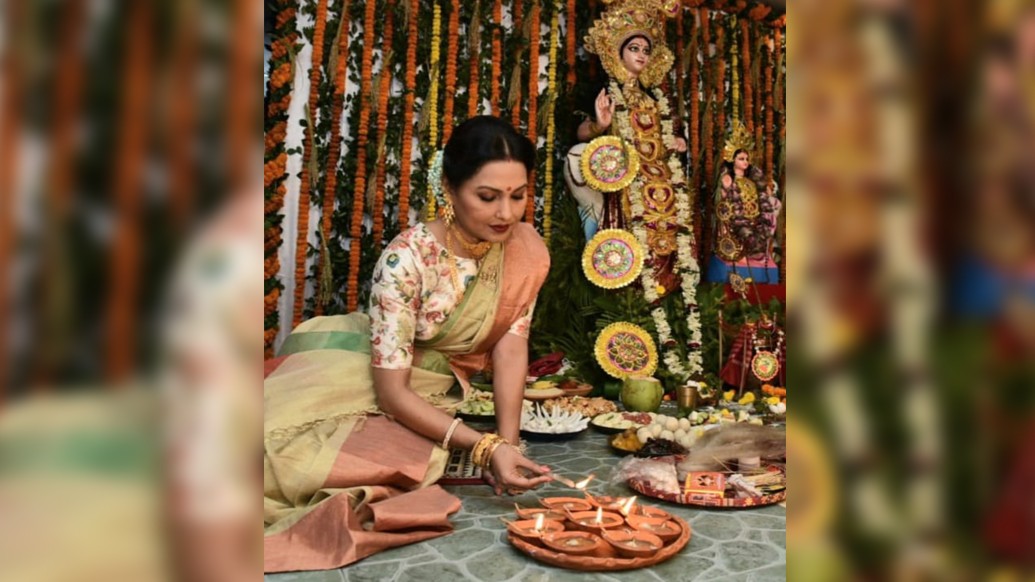 শাড়ি-গয়না-মাথার ফুলে গৃহলক্ষ্মীর বেশে প্রদীপ জ্বালিয়ে দেবী লক্ষ্মীকে বরণ করে নিলেন টলিপাড়ার জনপ্রিয় মুখ ইন্দ্রাণী দত্ত। ফেসবুকে ধরা রইল সে মুহূর্ত।