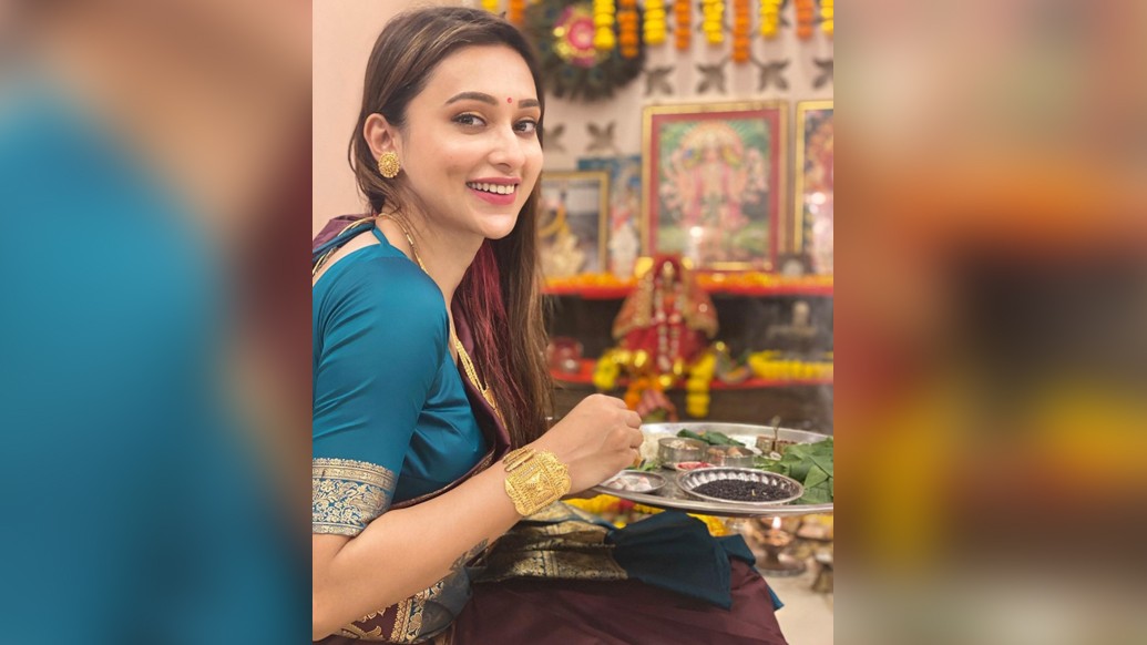 অভিনেত্রী সাংসদ মিমি চক্রবর্তী কোজাগরী লক্ষীপুজোর শুভেচ্ছা জানিয়েছেন তার ইনস্টাগ্রাম-বার্তায়। দেবী লক্ষ্মীর আরাধনায় যাতে কোথাও কোনও ত্রুটি না থাকে, তাই যাবতীয় আয়োজন করেছেন একা হাতেই। শাড়ি-গয়নায় ঝলমলে কন্যে যেন নিজেই জ্যান্ত লক্ষ্মী!