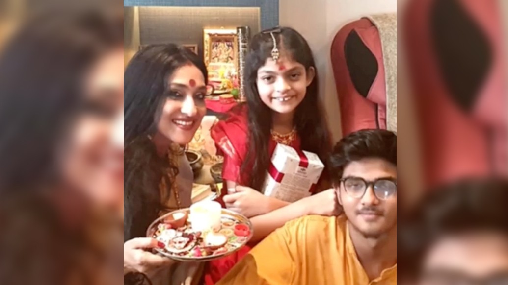 পুজোর সমস্ত জোগাড়যন্ত্র করেছেন নিজের হাতে। ছেলে-মেয়েকে সঙ্গে নিয়ে এ বছর লক্ষ্মীপুজো সারলেন ঋতুপর্ণা সেনগুপ্ত। পুজোর ও পরিবারের সঙ্গে কাটানো কিছু অন্তরঙ্গ মুহূর্তের ছবি শেয়ার করেছেন সোশ্যাল মিডিয়ায়।