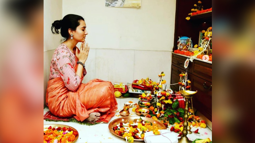 প্রতি বছর লক্ষ্মীপুজোয় বেশ বড়সড় আয়োজন করেন অর্পিতা চট্টোপাধ্যায়। করোনা আবহে এ বার সব কিছুতেই বাধা। তাই ছোট্ট আয়োজনে, সাধারণ ঘরোয়া সাজে নিজের দায়িত্ব সামলে নিলেন গৃহলক্ষ্মী।