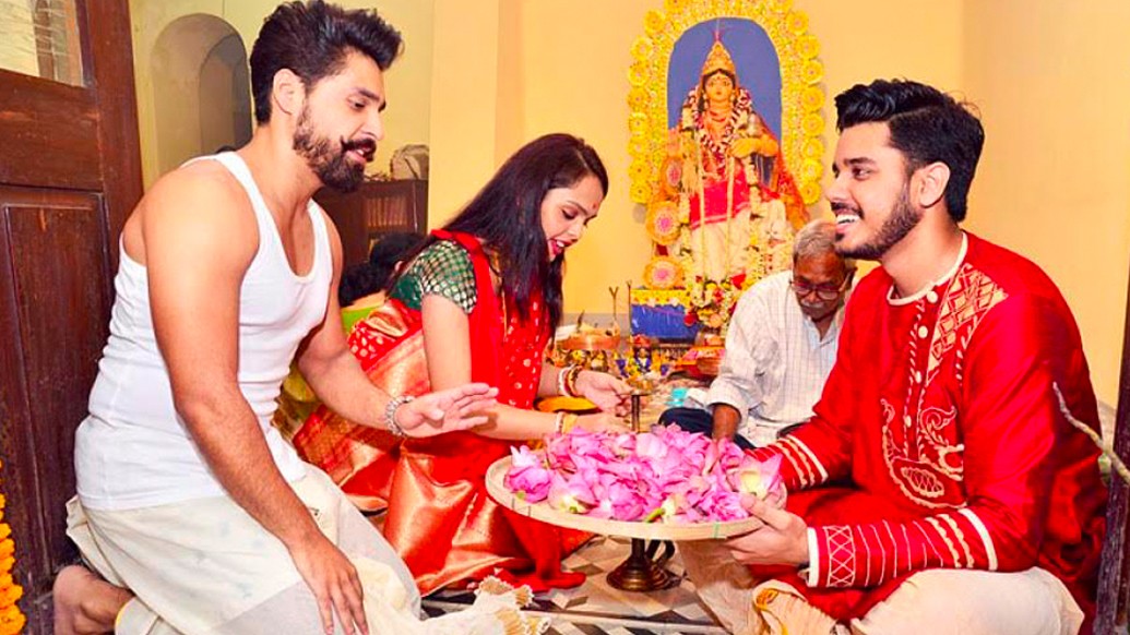 উত্তমকুমারের আমল থেকে লক্ষ্মীপুজোর দিন শ’খানেকের উপর লোক খাওয়ানো হয়। এ বছর পরিস্থিতির চাপে কিছুটা রদবদল। তাই নিজেদের মধ্যেই পুজোর আনন্দ ভাগ করে নিলেন তরুণকুমারের নাতি সৌরভ বন্দ্যোপাধ্যায়। ভাই-বোন গৌরব ও নবমিতা চট্টোপাধ্যায় এবং বাগদত্তা ত্বরিতা চট্টোপাধ্যায়ের সঙ্গেই কাটল সারা দিন।