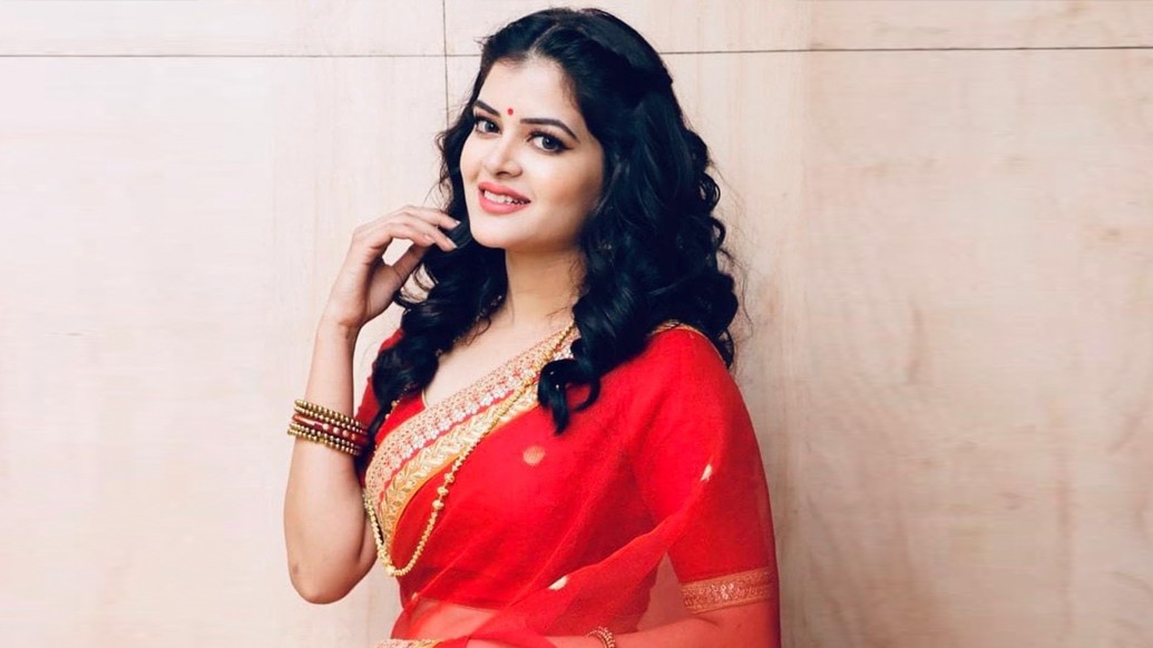 টুকটুকে লাল শাড়ি আর লাল টিপে অপরূপা টেলিপর্দার জনপ্রিয় মুখ মধুমিতা সরকার। তাঁর মিষ্টি হাসি সকলের মন কেড়ে নেবেই। বড্ড লক্ষ্মী মেয়ে যে আমাদের! 