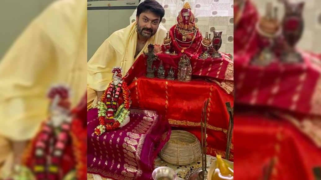 সাহেব চট্টোপাধ্যায়ের বাড়ির লক্ষ্মীপুজোর বয়স একশো পেরিয়েছে। রুপোর কুনকেতে নতুন ধান ভরে, লাল চেলিতে গাছকৌটো মুড়ে দেবীর রূপ কল্পনা করেই পুজো হয় এ বাড়িতে। অন্যান্য বছর পুজোয় ইন্ডাস্ট্রির এবং পাড়ার বন্ধুবান্ধব অনেকেই আসেন বাড়িতে। করোনাকালে সব মাটি!